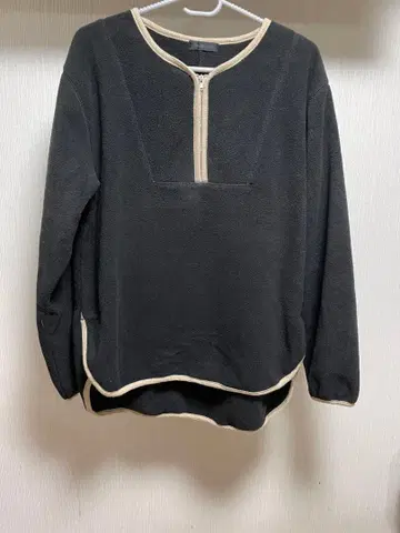 지퍼 플리스 상의 블랙