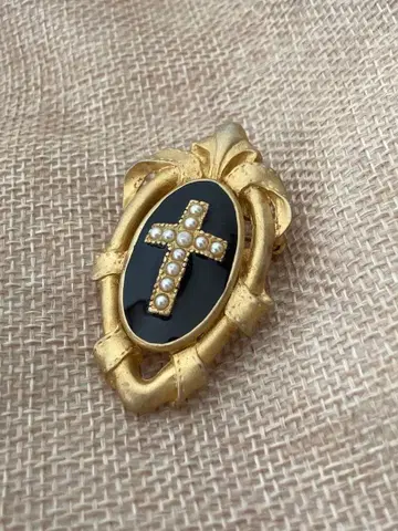 크로스 진주 모티브 브로치