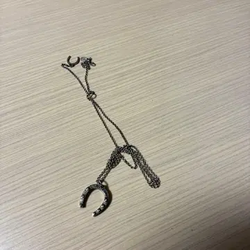 말굽형 실버 목걸이