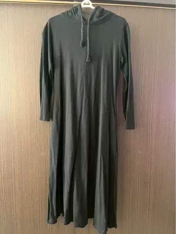 JUNOAH 후드 부착 블랙 롱 원피스