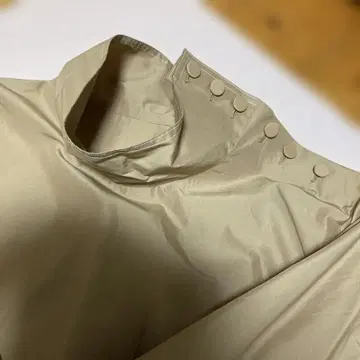 UNTITLED 베이지 버튼 하이넥 긴팔 상의