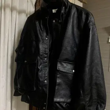 블랙 가죽 자켓 포켓 부착 프론트