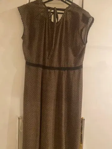 슬리브리스 무릎 기장 원피스 브라운