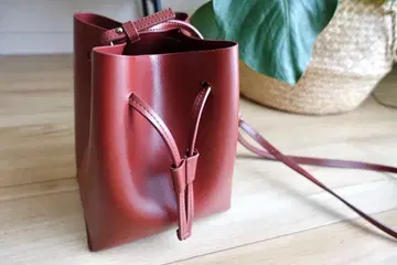 YAHKI 버킷 숄더백 (보르도)