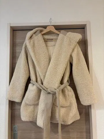 ALEXIA STAM 후드 부착 보아 코트