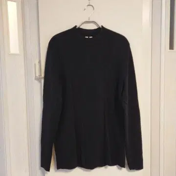 유니클로 블랙 크루넥 니트