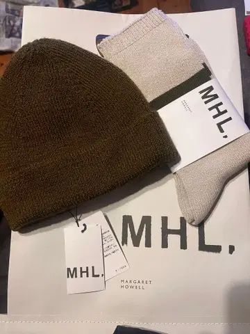 MHL. 올리브 니트 모자 와 베이지 삭스 세트