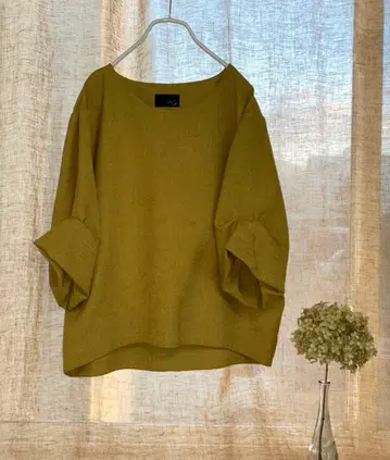 Grandtable 부드러운 칠부 소매 블라우스 골드 계열 브라운 컬러