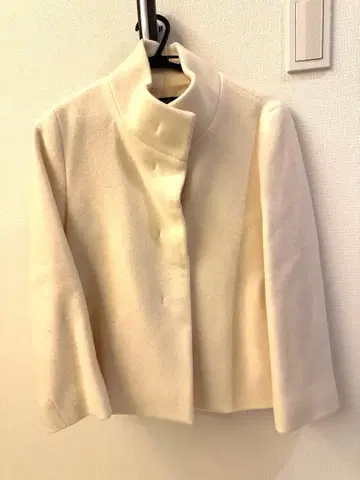 새상품급 쿠 드 샹스 화이트 숏코트 월드