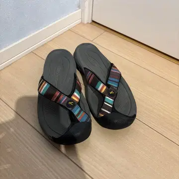 KEEN 스트라이프 패턴 샌들