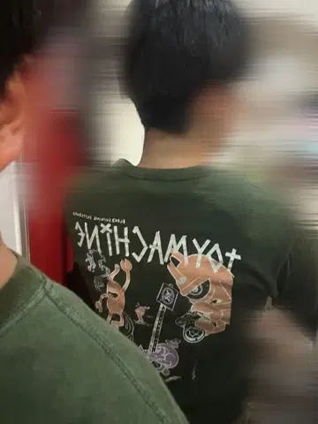 올리브 그린 그래픽 티셔츠