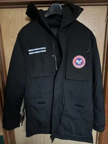 CANADA GOOSE 블랙 다운 자켓 후드 부착
