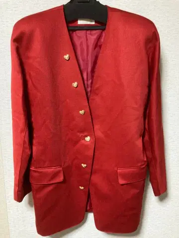 빨간색 노카라 자켓 하트 모양 버튼