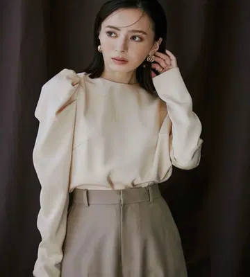 anuans 글로스 새틴 드레이프 숄더 블라우스 라이트 베이지