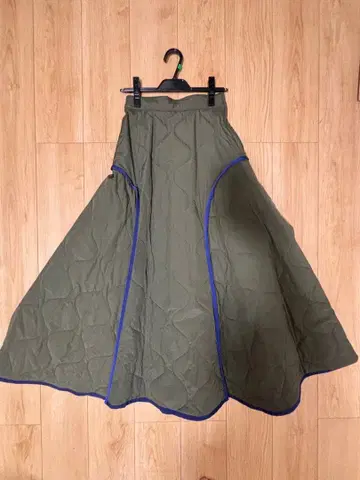 새상품급 UN3D. 퀼팅 롱 스커트