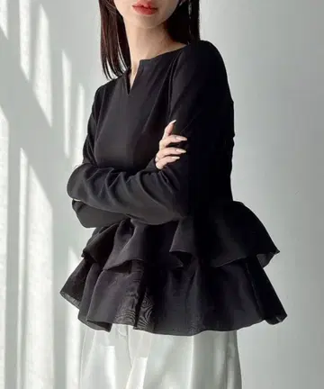 택 포함 새상품 Meiru 얇은 소재 벌룬 프릴 긴팔 페플럼 상의