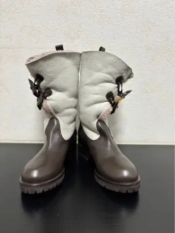 Guido Sgariglia: 부츠, 리얼 무스탕 사용