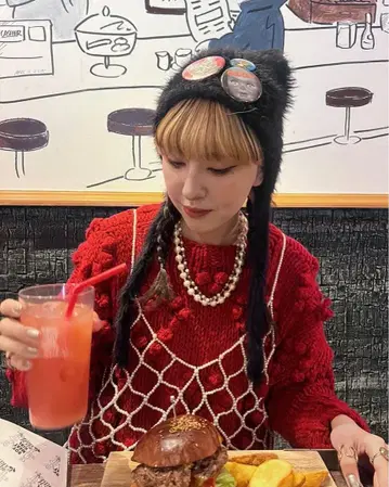 빨간색 니트 하트 무늬