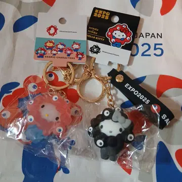 헬로키티 미야쿠미야쿠 블랙 & 클리어 마스코트 키링 2개 세트 박람회