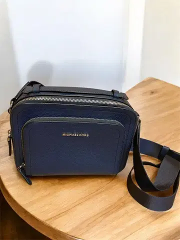 마이클코어스 크로스 바디 네이비 새상품급 가죽 백