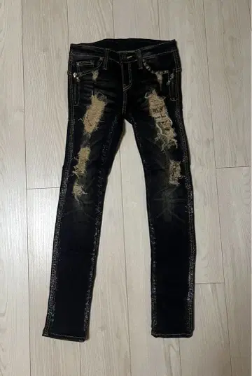 d.i.a. 데미지 가공 스터드 블랙 스키니 데님