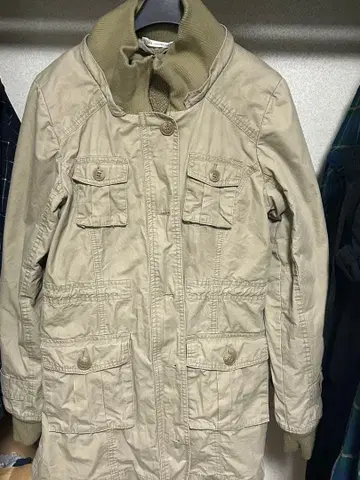 베이지 밀리터리 자켓 플리스 안감 부착, 어느 계절에나 사용 가능