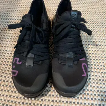 블랙 캐주얼 스니커즈 블랙 23.5