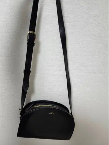 A.P.C. 숄더백 블랙