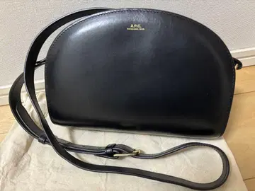 A.P.C. 숄더백 블랙