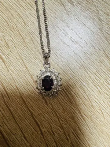 적자색 돌꽃 장식 목걸이