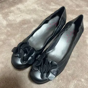 HILLS AVENUE 블랙 플라워 장식 플랫슈즈 23.5