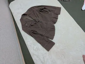브라운 숏 자켓 프릴 포함