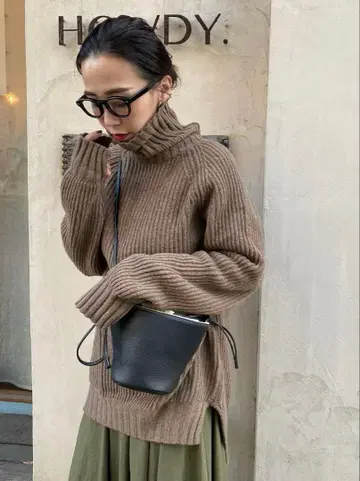 HOWDY. 브라운 하이넥 니트