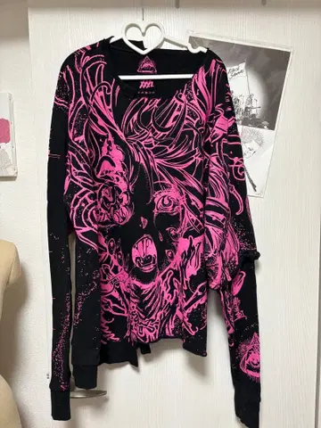 Invasion Club 아트 프린트 긴팔 T셔츠 블랙 x 핑크