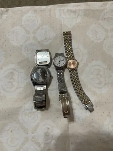 다양한 타입의 남성용과 여성용 손목시계 4개 세트