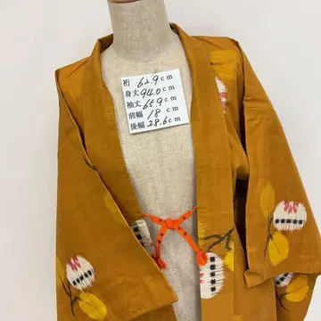 앤티크 겨자색에 금화 모양의 나무와 열매가 유니크한 메이센 긴 겉옷