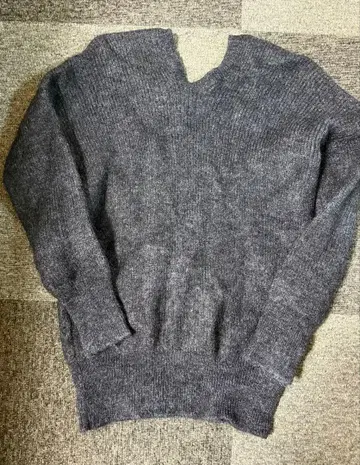 블루 그레이 V넥 니트 슬라도키