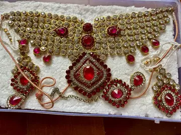 빨간색과 클리어의 목걸이와 귀찌 세트