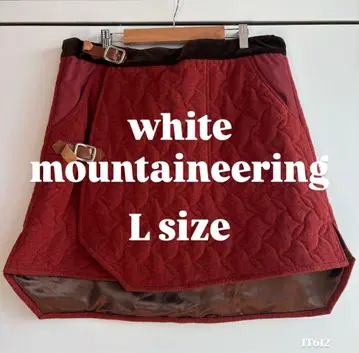 화이트 마운테니어링 벨트 포함 퀼팅 스커트