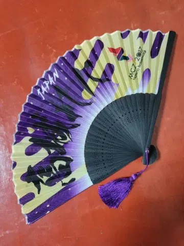 모모이로 클로버 Z 타카기 레니 부채