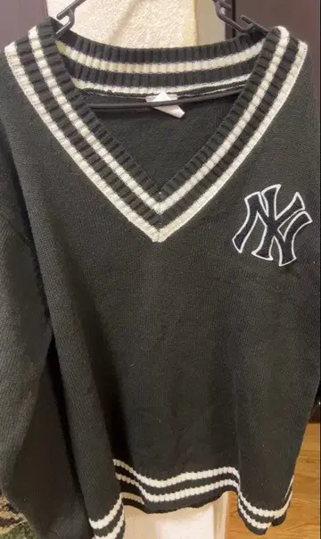 뉴욕 양키스 V넥 니트