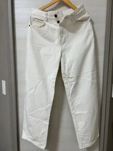 화이트 스트레이트 데님 팬츠