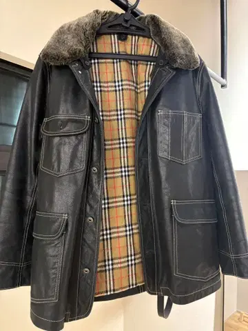 퍼 달린 블랙 가죽 자켓