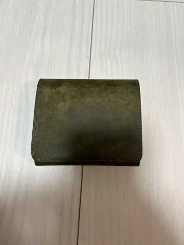올리브 그린 가죽 이단 접이식 지갑