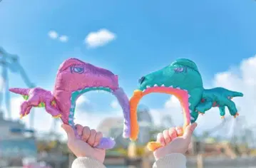 컨디션 최상 USJ 쥬라기 월드 카츄샤 글리터 라메 공룡 머리띠 2개