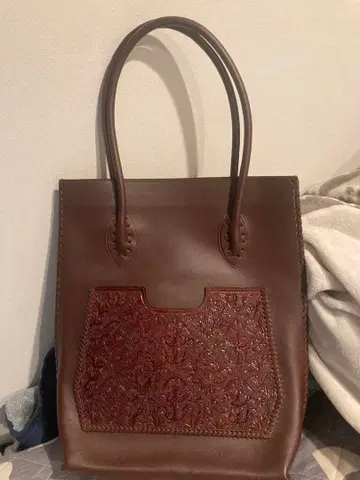 그레이스 콘티넨탈 카빙 트라이브스 가죽 토트백