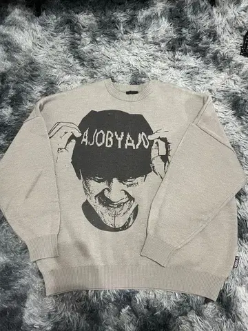 AJOBYAJO 그레이 그래픽 스웨터