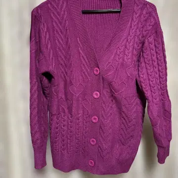 앤드러브 하트가 귀여운 매끄러운 꽈배기 니트 가디건