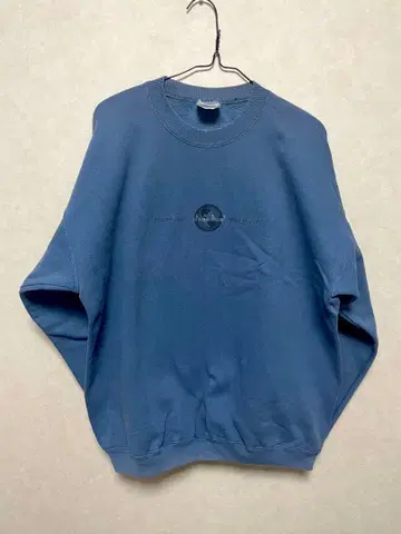 파란색 크루넥 맨투맨