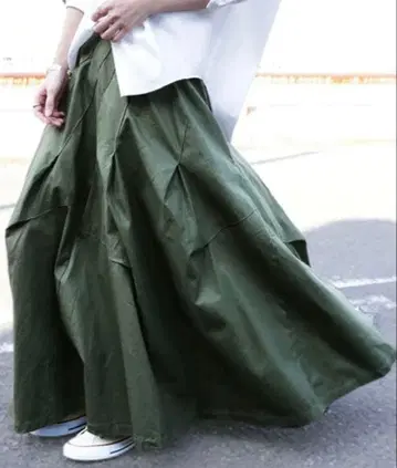 안티카 올리브색 플레어 롱 스커트